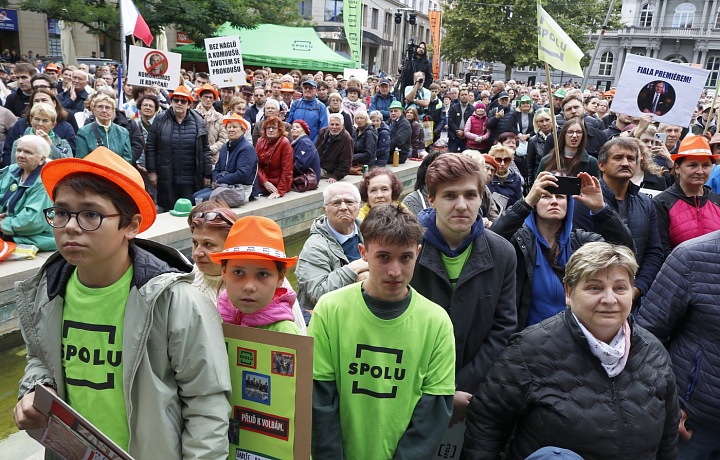 Do merche dané strany se oblékli na závěr předvolební kampaně například voliči SPOLU