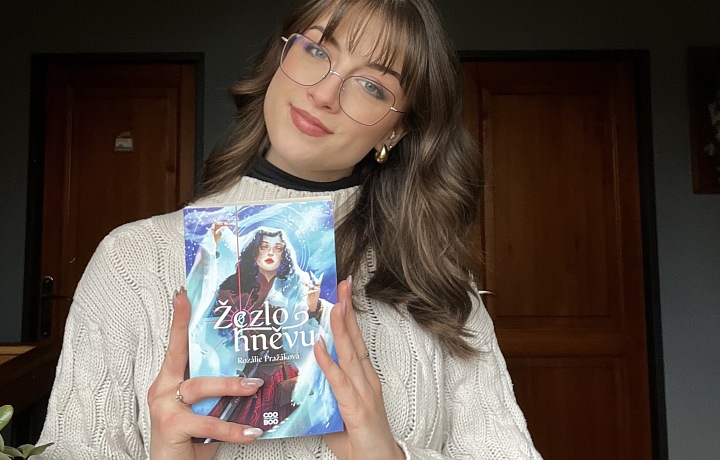 Rozálie Pražáková s knihou Žezlo hněvu