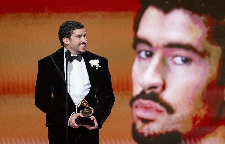 Bad Bunny přebírá cenu za nejlepší album