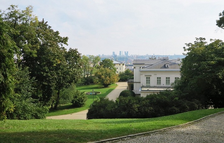 Krásný výhled na Prahu, Musaion v popředí