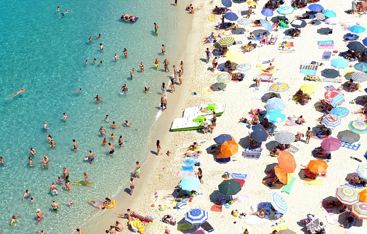 Italské pláže bývají v létě nacpané k prasknutí