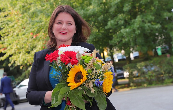 Jana Maláčová s kyticí letních květin