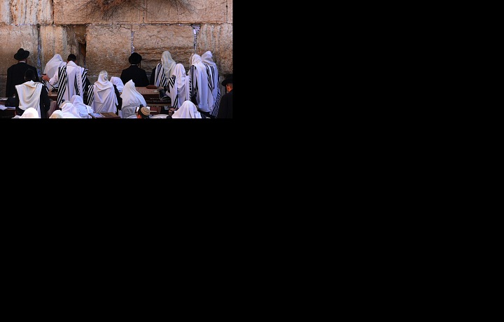 Modlící se Židé jsou silně věřící.