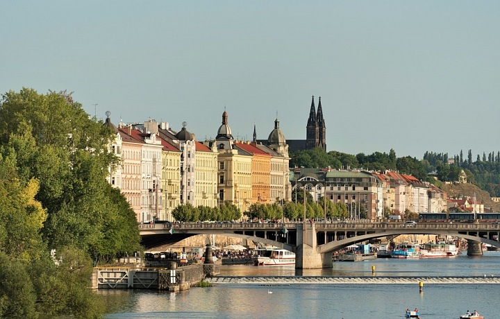 Pohled na Rašínovo nábřeží