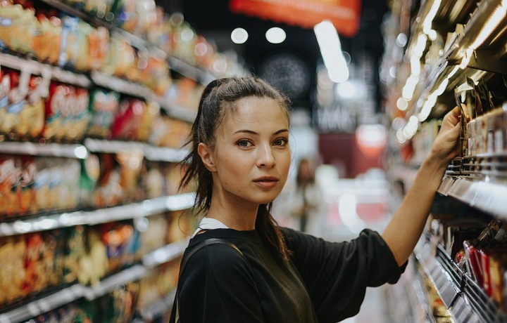 Dívka v supermarketu