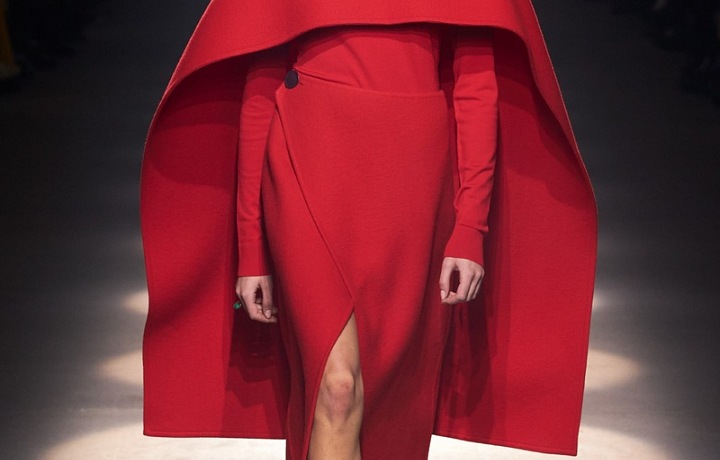 Kaia Gerber v červené peleríně Givenchy FW 2021