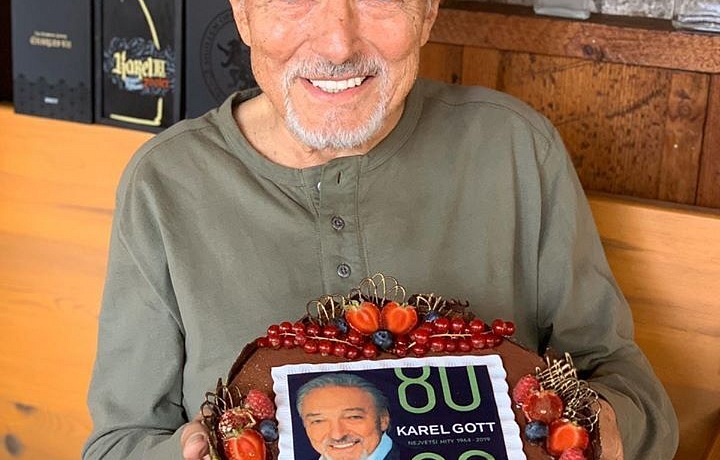 Karel Gott při loňských narozeninách. 
