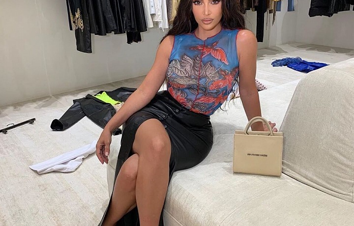 Kim Kardashian sedí na pohovce