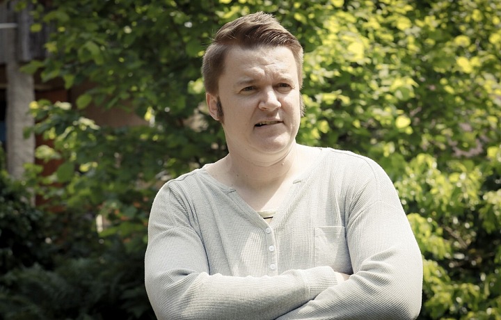 V televizi debutoval v roce 2010 jako spoluscenárista několika epizod divácky úspěšného seriálu Okresní přebor