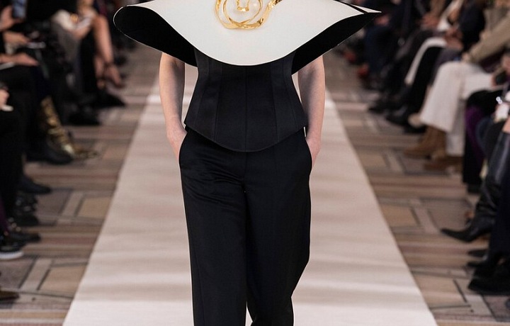 Kolekce Schiaparelli jaro/léto 2022