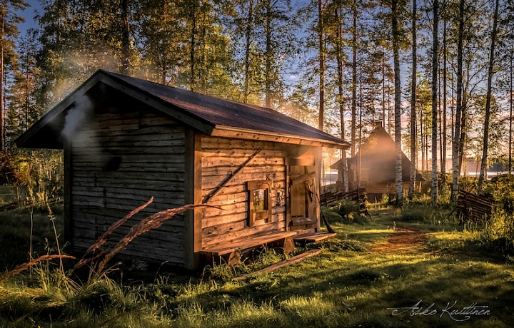 Finská kouřová sauna, skanzen, dřevěný dům v lese