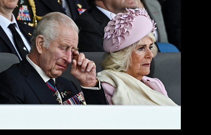 Král Karel III. a královna Camilla neskrývaly slzy dojetí.