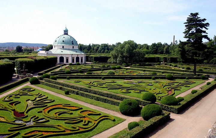 Luxusní zahrady a rotunda v zámeckém parku