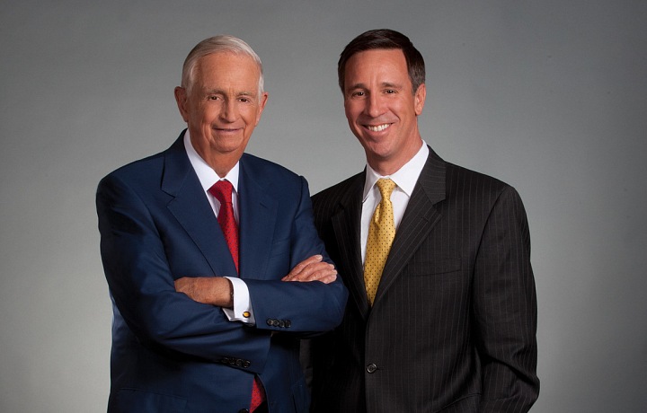 J.W. “Bill” Marriott  Jr.- syn zakladatele a Arne M. Sorenson 
