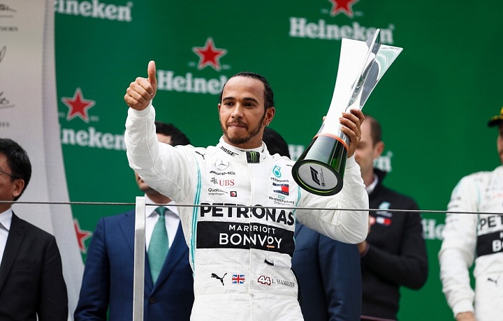 Lewis Hamilton s trofejí. 