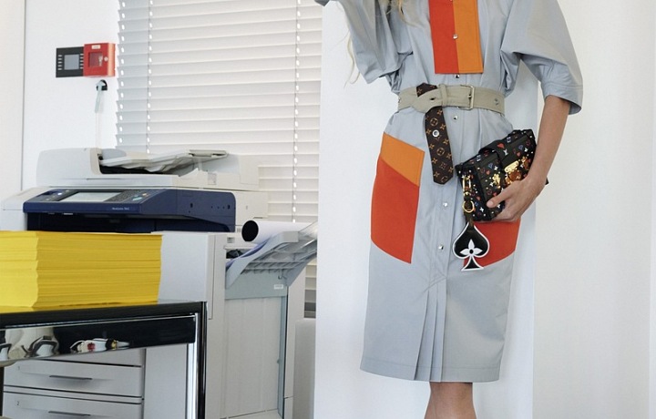 Žena v barevných šatech Louis Vuitton