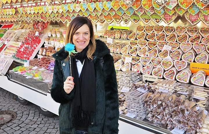 S vystřelenou růží