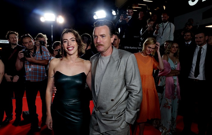 Ewan McGregor v karlových Varech s dcerou Clarou.