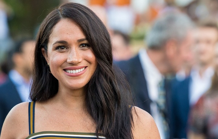 Meghan Markle se usmívá