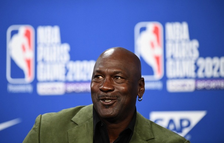 Michael Jordan v zeleném saku