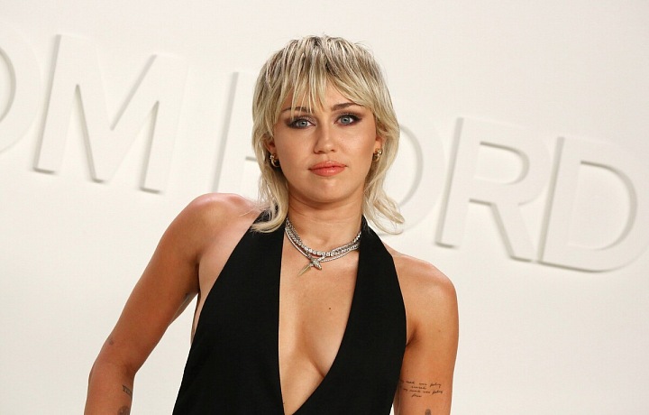 Miley Cyrus v černém topu
