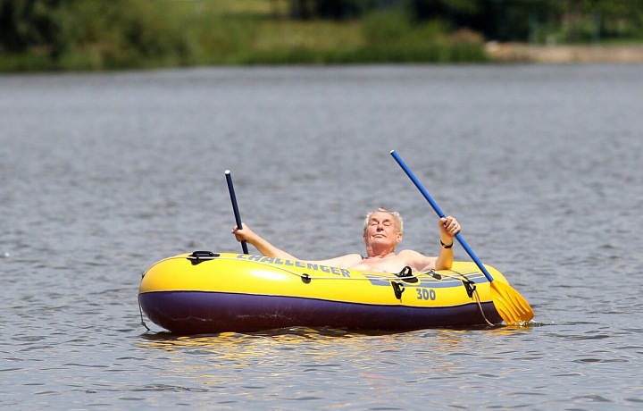 Miloš Zeman na člunu.