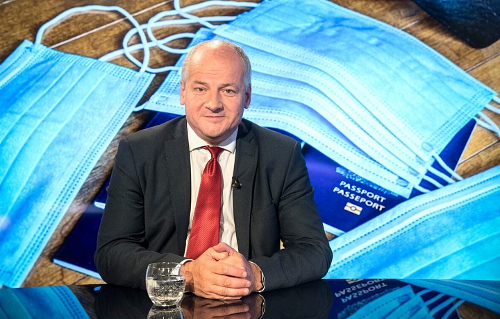 Ministr Roman Prymula, za ním jsou roušky
