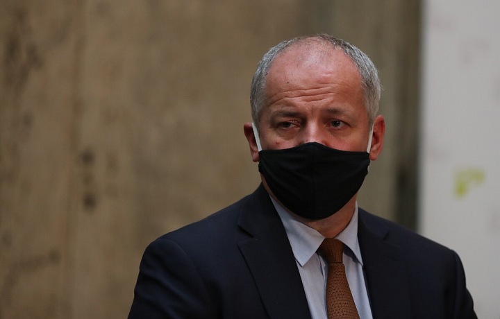 Ministr zdravotnictví Roman Prymula v černé roušce