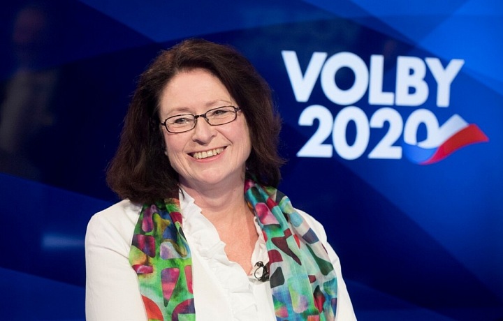 Miroslava Němcová má na sobě bílý top a barevnou šálu