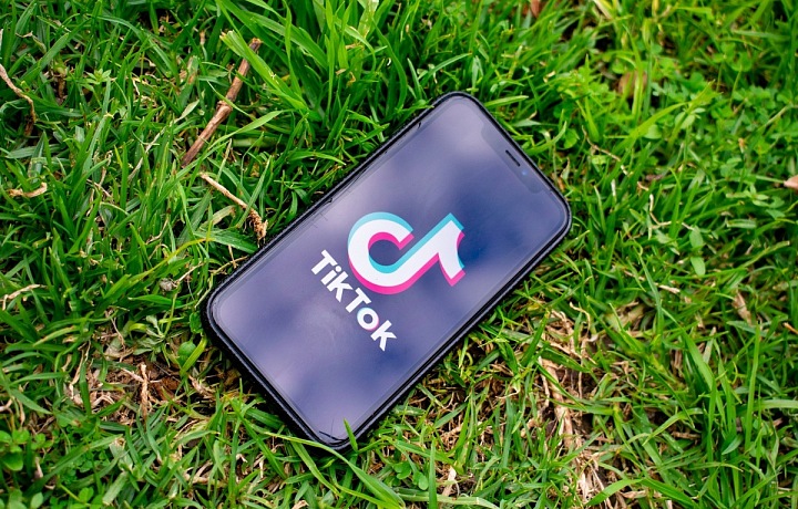 Aplikace TikTok na mobilním telefonu.