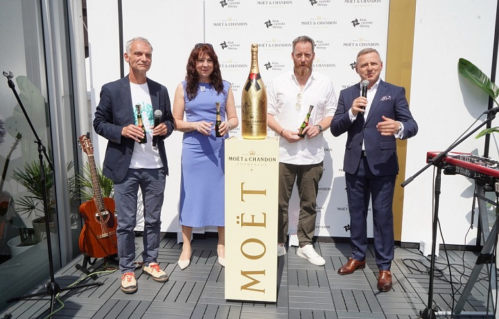 Ivan Trojan byl při otvírání jedné z extra velkých luxusních lahví šampaňského.