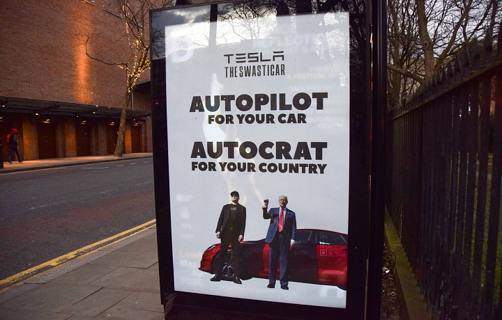 Leták kritizující Muska, Trumpa i automobily Tesla.