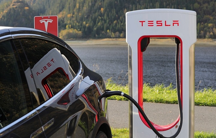 Nabíjecí stanice Tesla jsou dostupné po celé Evropě