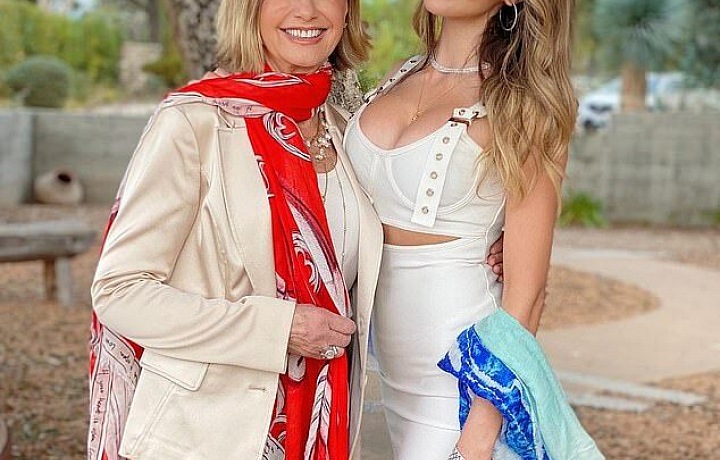Olivia Newton-John a Chloe Rose Lattanzi