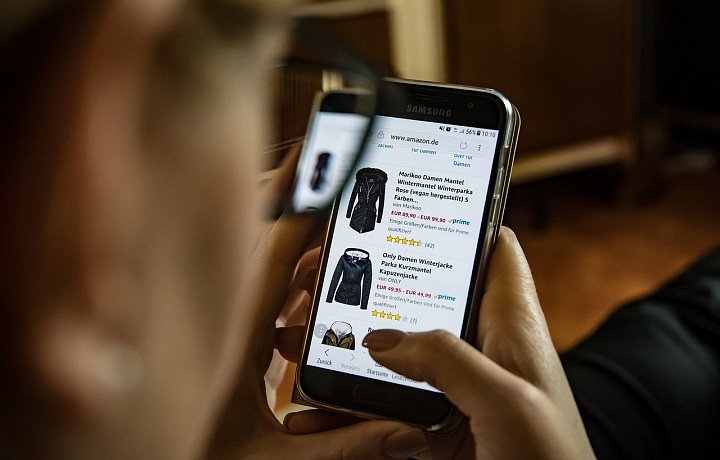 Muž nakupuje online