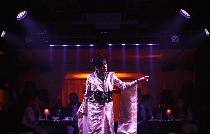 Unique performance in luxurious restaurant