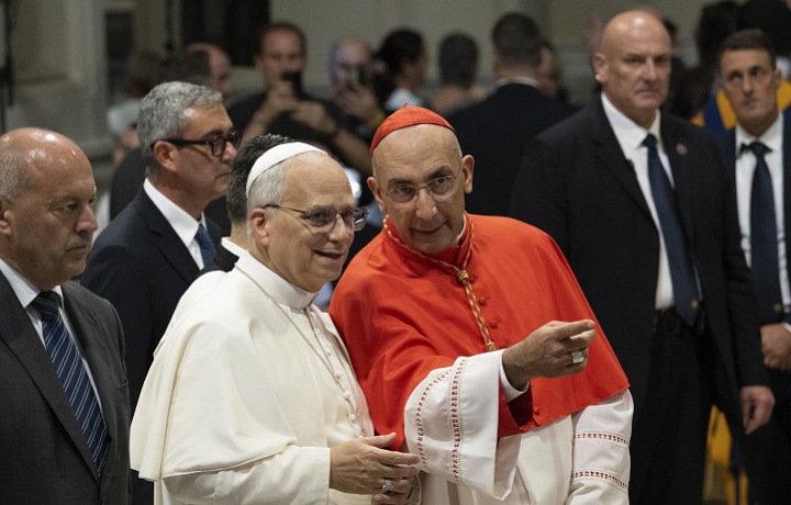 Papež kritizoval světové lídry, kteří kvůli válkám utrácejí miliardy dolarů