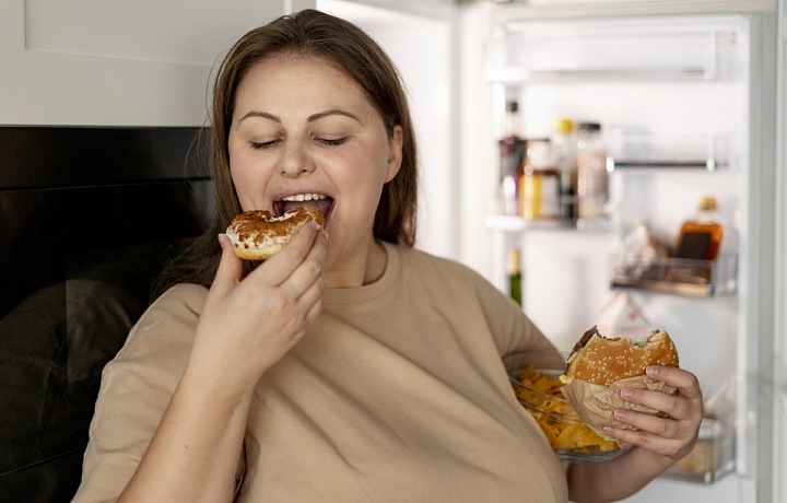 Stres může vést k nezdravému stravování a nedostatku pohybu. Stresovaní lidé jsou často náchylnější k tomu, že se budou přejídat nezdravými potravinami a budou se vyhýbat pohybu. 