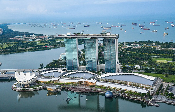Marina Bay Sands v Singapuru při pohledu z letadla.