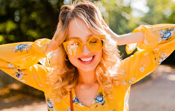 Veselá usměvavá žena