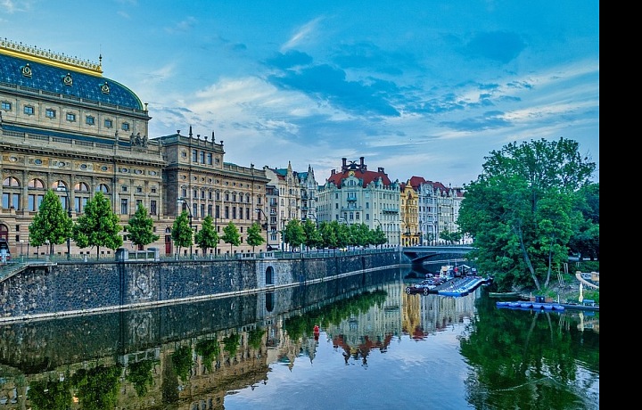 Národní divadlo a Slovanský ostrov tvoří vstupní bránu do Ostrovní ulice