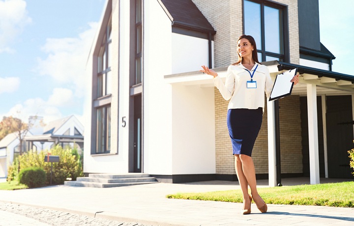 Realitní makléřka ukazuje luxusní dům