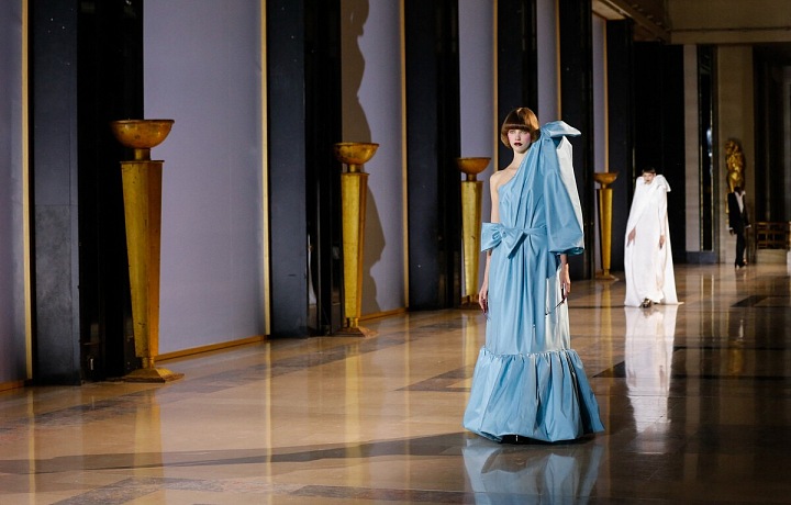 Přehlídka nové kolekce na jaro-léto 2022 od značky Viktor & Rolf