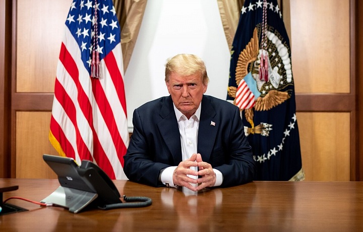 Prezident Donald Trump v Bílém domě bez roušky