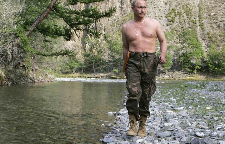 Vladimir Putin do půl těla, na dovolené.