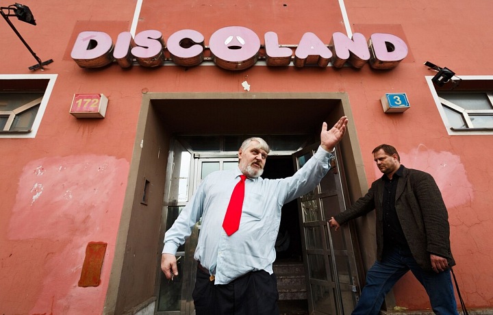 Ivan Jonák před Discolandem Sylvie. 