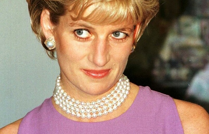 princezna s perlovým náhrdelníkem a náušnicemi