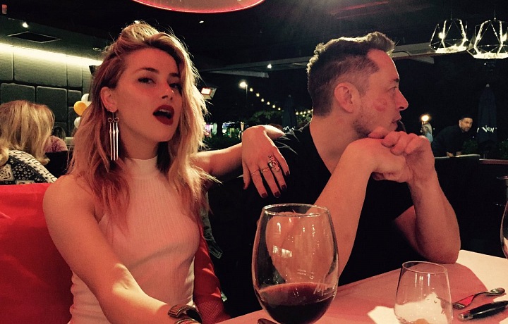 Románek měl i s herečkou Amber Heardovou. Usvědčila je fotka s otiskem rtěnky. 