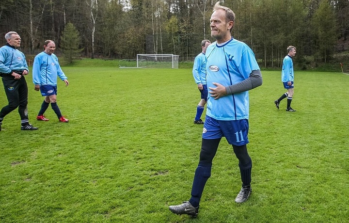 Donald Tusk na fotbalovém zápase
