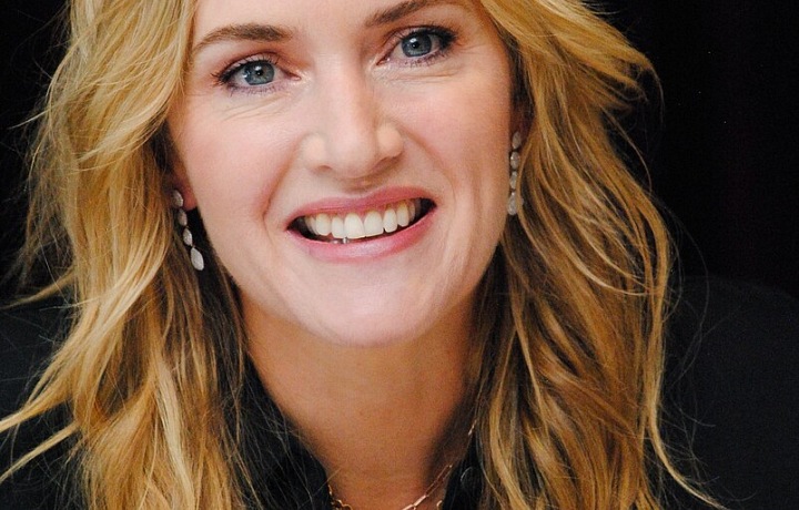 Kate Winslet se směje a má rozpuštěné vlasy